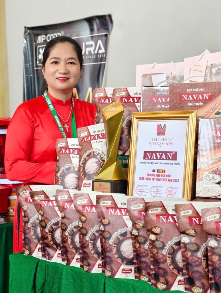 Chị Trang bên gian hàng NAVAN The Best of Vietnam 2025