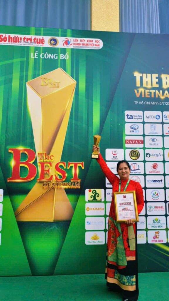 Chị Trang mặc áo dài cầm giải thưởng NAVAN The Best of Vietnam 2025