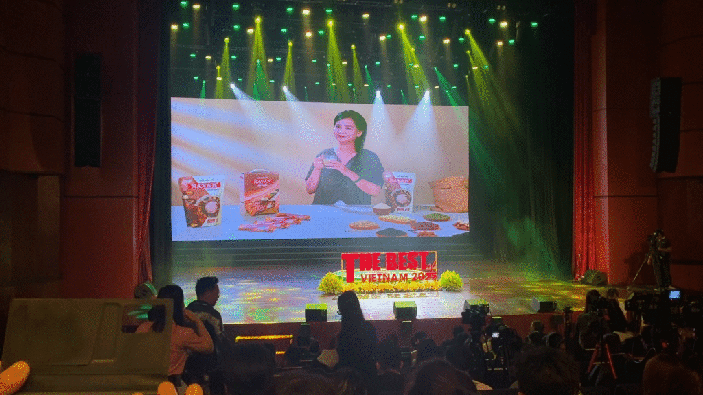 TVC Ngũ Cốc NAVAN Gia Truyền chiếu trên màn hình lớn tại sự kiện The Best of Vietnam 2025 Nhà hát Quân đội
