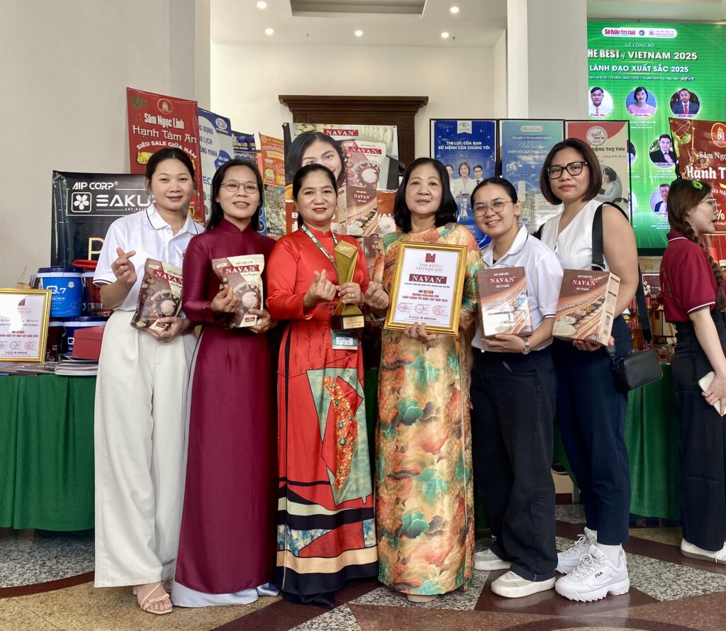 Nhân viên NAVAN chụp ảnh lưu niệm với khách hàng tiềm năng tại sự kiện