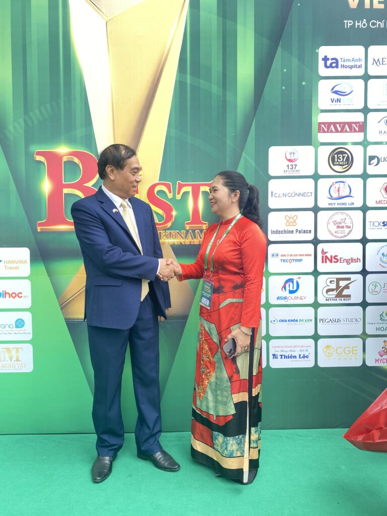 Khoảnh khắc gặp gỡ giữa Founder NAVAN và Chủ tịch Hội Sáng chế Việt Nam tại lễ vinh danh thương hiệu uy tín 2025