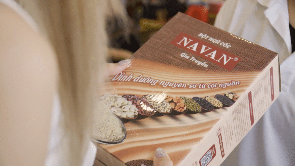 Khách hàng tìm hiểu sản phẩm ngũ cốc NAVAN giữ dáng với nhân viên tư vấn