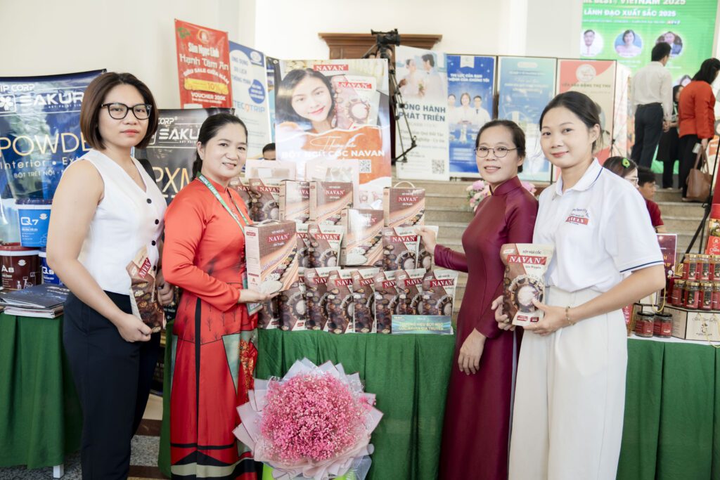 Nhân viên NAVAN chụp ảnh lưu niệm với khách hàng tiềm năng tại sự kiện