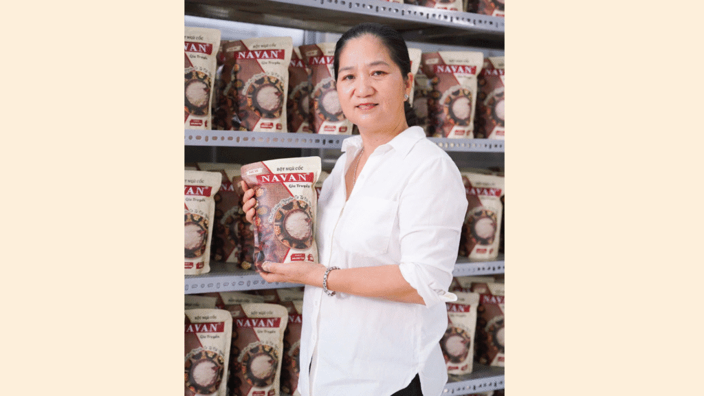 Bà Nguyễn Thị Kiều Trang founder NAVAN cùng sản phẩm bột ngũ cốc gia truyền trong kho hàng