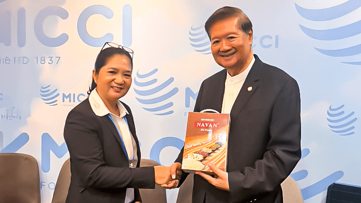 NAVAN – Bột ngũ cốc gia truyền Việt Nam giới thiệu sản phẩm tới chủ tịch MICCI